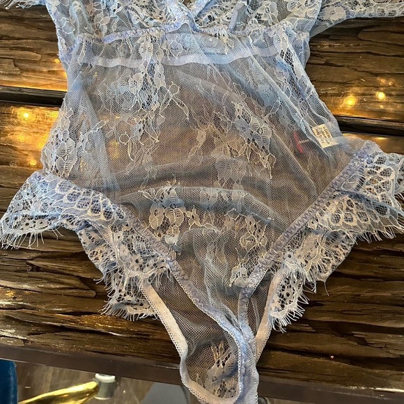 Elegant moments lace bodysuit size medium - Picture 2 of 4
